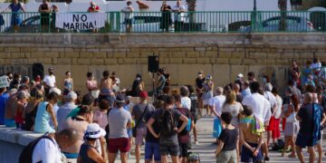 Un tuffo in segno di protesta contro il maxi porto turistico di Marsascala
