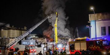 Marsa brucia: in fiamme un deposito di rottami
