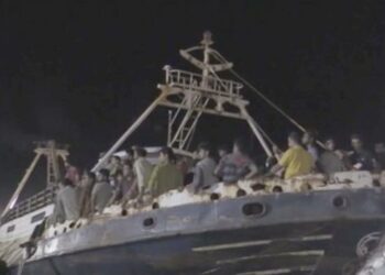Maxi sbarco a Lampedusa, 686 migranti arrivati su un unico barcone. Hotspot al collasso