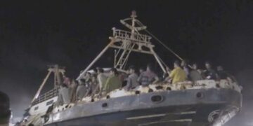 Maxi sbarco a Lampedusa, 686 migranti arrivati su un unico barcone. Hotspot al collasso