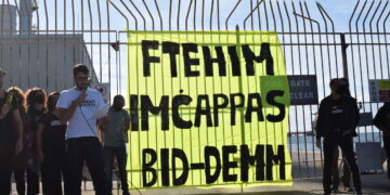 «Un accordo intriso di sangue»: attivisti in protesta sull’affare Electrogas