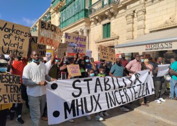 «Una giungla di cemento costruita dagli schiavi»: i migranti scendono in piazza per rivendicare i propri diritti