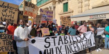 «Una giungla di cemento costruita dagli schiavi»: i migranti scendono in piazza per rivendicare i propri diritti