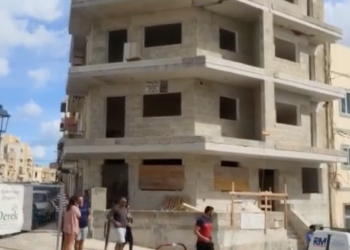 Precipita dal terzo piano di un cantiere. Morto un uomo di 50 anni