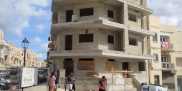 Precipita dal terzo piano di un cantiere. Morto un uomo di 50 anni