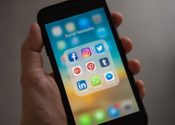 Whatsapp, Facebook e Instagram giù: le app di Zuckerberg sono in tilt