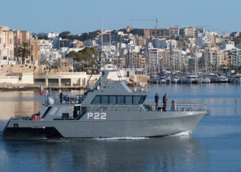 Tragedia migranti: donna muore mentre le Forze Armate salvano 43 persone in difficoltà