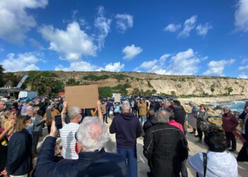 Folla di manifestanti contro il progetto del nuovo porto turistico al grido di “Salviamo Hondoq”