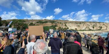 Folla di manifestanti contro il progetto del nuovo porto turistico al grido di “Salviamo Hondoq”