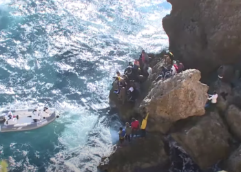 Gruppo di migranti tratto in salvo dalle scogliere di Ghar Lapsi