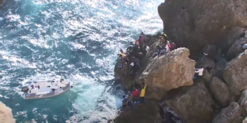 Gruppo di migranti tratto in salvo dalle scogliere di Ghar Lapsi