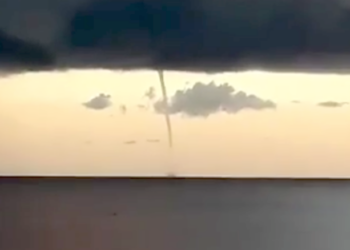 Tromba marina al largo di Golden Bay