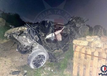 Schianto in auto contro un muro, muore 21enne