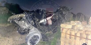 Schianto in auto contro un muro, muore 21enne