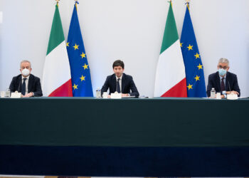 Italia, scatta il “Decreto festività”: mascherine all’aperto, discoteche chiuse, Super Green Pass anche al bar