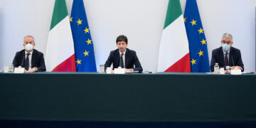 Italia, scatta il “Decreto festività”: mascherine all’aperto, discoteche chiuse, Super Green Pass anche al bar