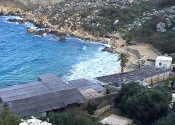 Le violenti mareggiate inghiottono la spiaggia di Paradise Bay