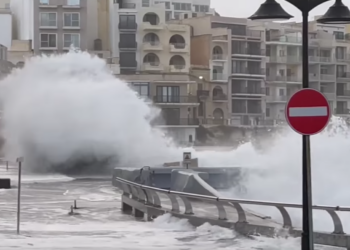 Raffiche di vento spazzano Gozo: le onde hanno invaso le strade di Marsalforn