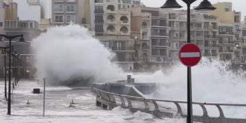 Raffiche di vento spazzano Gozo: le onde hanno invaso le strade di Marsalforn