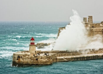 Tempesta di vento in arrivo: sospesi i collegamenti via mare