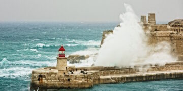 Tempesta di vento in arrivo: sospesi i collegamenti via mare