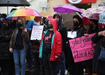 I manifestanti protestano contro le dichiarazioni della Polizia chiedendo giustizia per le donne vittime di violenza