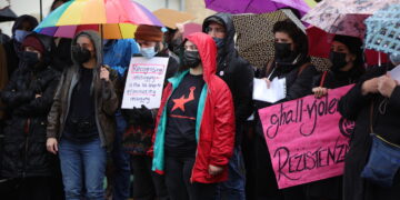 I manifestanti protestano contro le dichiarazioni della Polizia chiedendo giustizia per le donne vittime di violenza