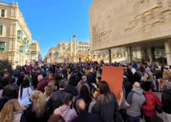 In centinaia a Valletta al grido di “No green pass” protestano contro le nuove misure anti Covid-19