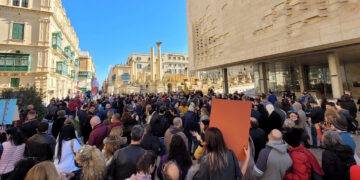 In centinaia a Valletta al grido di “No green pass” protestano contro le nuove misure anti Covid-19