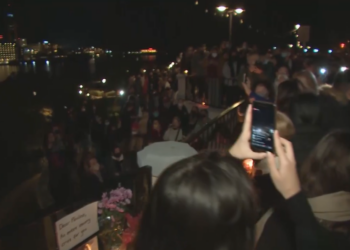 Un fiume di persone alla veglia per Paulina Dembska. La famiglia: «la vita è fragile, non sprecate tempo»