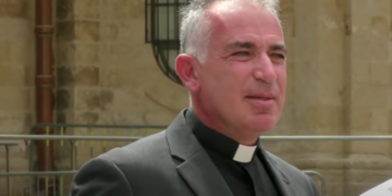 Omofobia: scoppia la polemica contro le dichiarazioni shock del sacerdote