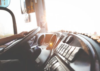 Col carroattrezzi per rubare auto in sosta e rivendere i pezzi