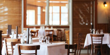 Cosa cambia e come si dovranno adeguare i locali pubblici che accoglieranno i soli clienti vaccinati