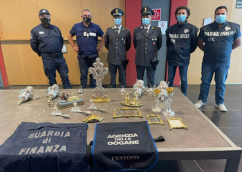 Oggetti sacri del Settecento in valigia: cittadino maltese fermato in aeroporto a Perugia
