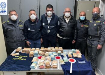 Da Malta a Pozzallo con 500 mila euro occultati nella ruota di scorta