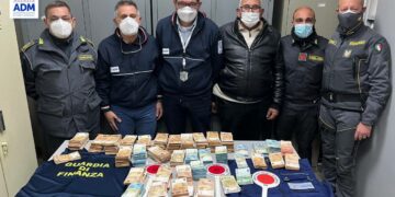 Da Malta a Pozzallo con 500 mila euro occultati nella ruota di scorta