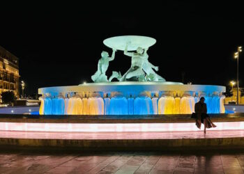 Guerra in Ucraina: la Fontana dei Tritoni si tinge di giallo e blu in segno di solidarietà