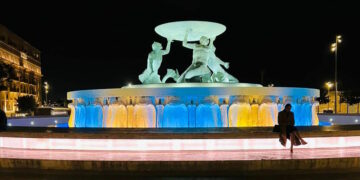 Guerra in Ucraina: la Fontana dei Tritoni si tinge di giallo e blu in segno di solidarietà