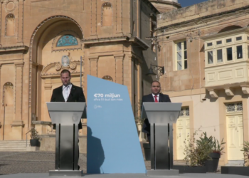 Caro vita, il Governo ci mette una pezza: bonus da 100 euro per lavoratori e studenti, 200 euro ai pensionati