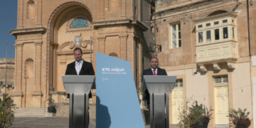 Caro vita, il Governo ci mette una pezza: bonus da 100 euro per lavoratori e studenti, 200 euro ai pensionati