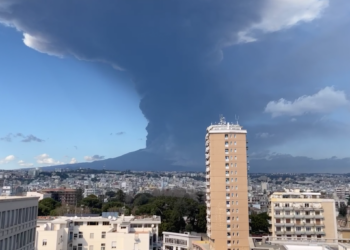 Nube di cenere vulcanica oscura il cielo sopra Catania