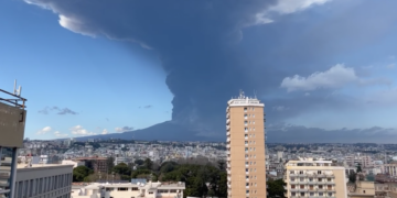 Nube di cenere vulcanica oscura il cielo sopra Catania