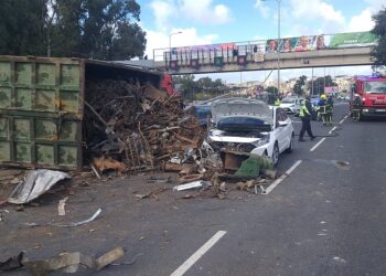 Fattorino muore a 28 anni schiacciato da un camion fuori controllo