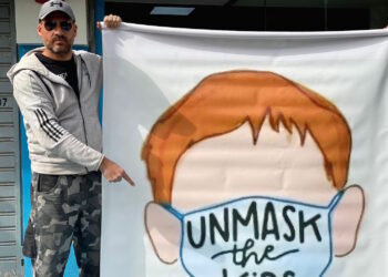 “Unmask the kids”: gruppo di genitori in protesta chiede lo stop delle mascherine a scuola