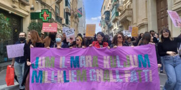 «Meno parole e più azioni»: donne e attivisti affollano le vie di Valletta