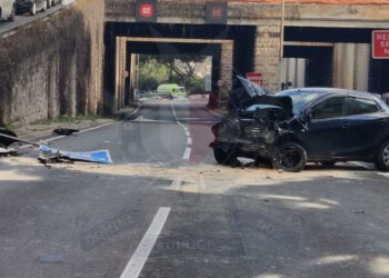 Auto si schianta contro un muro; 22enne in gravi condizioni
