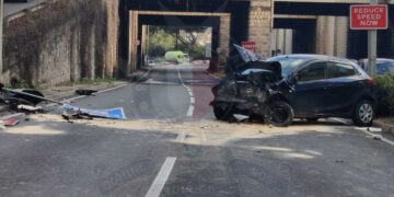 Auto si schianta contro un muro; 22enne in gravi condizioni
