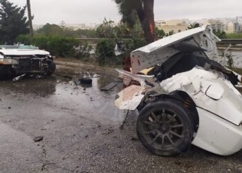 Tremendo incidente a Mriehel, auto si spezza in due dopo l’impatto con un albero