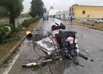 Tremendo incidente a Mriehel, auto si spezza in due dopo l’impatto con un albero