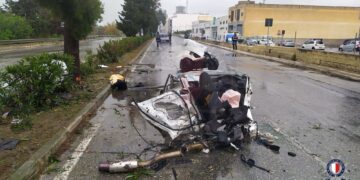 Tremendo incidente a Mriehel, auto si spezza in due dopo l’impatto con un albero